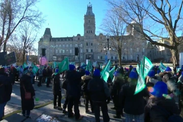 கனடாவில் வேலை நிறுத்தத்தில் குதித்துள்ள அரசாங்க ஊழியர்கள்