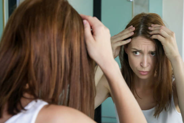 ஒரு முடி வெள்ளையாகி இவ்வளவு காலத்திற்குள் எல்லா முடியும் வெள்ளையாகிடும்! இளநரை தடுக்க சூப்பர் ஐடியா | Grey Hair Causes