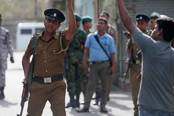பொதுமக்களிடம் கொழும்பு பொலிஸார் விடுத்த கோரிக்கை! | Bank Of Ceylon Closes Fort Due To Protest
