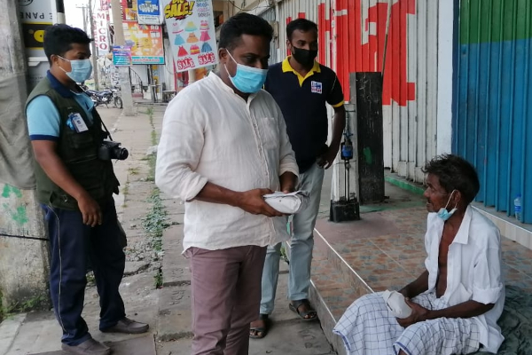 உணவின்றித் தவித்த யாசகர்கள்! உதவிய கல்முனை மாநகர சபை உறுப்பினர் | Hungry Beggars Assistant Kalmunai Mc Member உணவின்றித் தவித்த யாசகர்கள்! உதவிய கல்முனை மாநகர சபை உறுப்பினர் | Hungry Beggars Assistant Kalmunai Mc Member