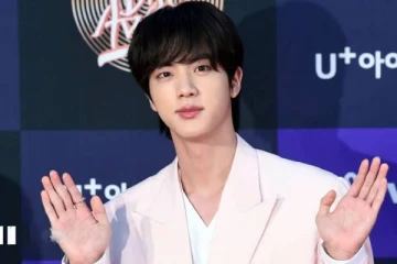 பிரபல பாடகருக்கு கழுத்தில் முத்தம் கொடுத்த பெண்; போலீஸ் சம்மன் - என்ன காரணம்?