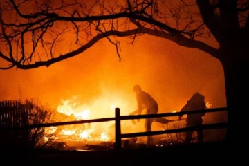 நூற்றுக்கணக்கான வீடுகள் தீக்கிரை... வெளியேறிய ஆயிரக்கணக்கானோர்: அவசர நிலை பிரகடனம்