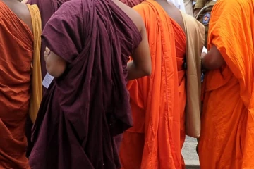 பொலிஸாரிடம் சரணடைந்த மூன்று பௌத்த பிக்குணிகள்