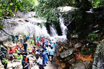 நண்பர்களுடன் நீராடச் சென்ற இளைஞர் நீரில் மூழ்கி பலி