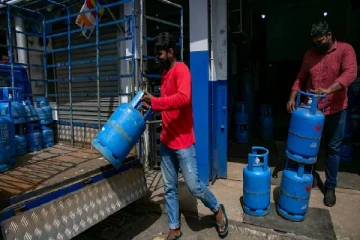 கறுப்புச் சந்தையில் அதிக விலைக்கு விற்பனை செய்யப்படும் எரிவாயு