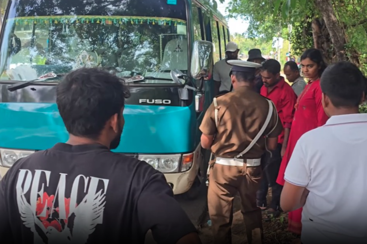 கந்தளாயில் பேருந்து - மோட்டார் சைக்கிள் மோதி விபத்து: இளைஞர் படுகாயம் | Accident At Kanthalay கந்தளாயில் பேருந்து - மோட்டார் சைக்கிள் மோதி விபத்து: இளைஞர் படுகாயம் | Accident At Kanthalay