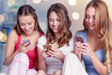 மொபைல் போனை பேசுவதற்கு மட்டும் பயன்படுத்துகிறீர்களா? இதையும் கட்டாயம் தெரிஞ்சிக்கோங்க