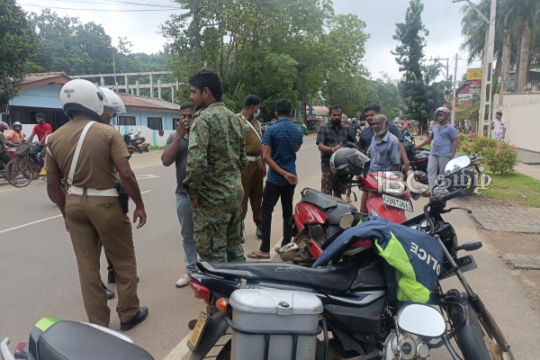 வவுனியாவில் மோட்டார் சைக்கிளை மோதிய இராணுவ பேருந்து - ஒருவர் வைத்தியசாலையில் அனுமதி ( படங்கள்) | Today Accident Case Vavuniya
