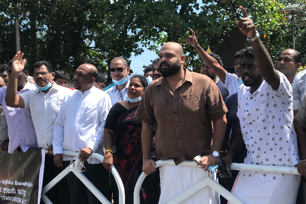 பயங்கரவாதத் தடைச்சட்டத்தை நீக்கக் கோரி தமிழர் பிரதேசத்தில் ஆர்ப்பாட்டம்! முஸ்லிம் மக்களும் இணைவு (படங்கள்) - ஐபிசி தமிழ்