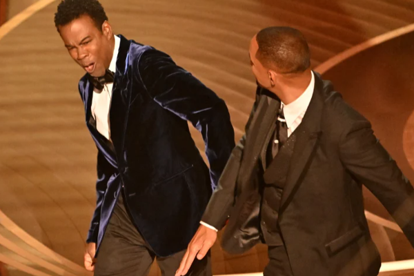 மனைவி குறித்து கேலி ; விருது விழாவில் தொகுப்பாளரை ஓங்கி அறைந்த ஆஸ்கார் நாயகன் வில் ஸ்மித்! | Teasing About Wife Will Smith Slaps Presenter மனைவி குறித்து கேலி ; விருது விழாவில் தொகுப்பாளரை ஓங்கி அறைந்த ஆஸ்கார் நாயகன் வில் ஸ்மித்! | Teasing About Wife Will Smith Slaps Presenter