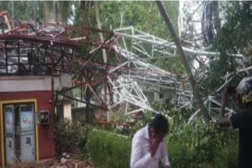 திடீரென சரிந்து வீழ்ந்த தொலைத்தொடர்பு கோபுரம்; அலுவகத்தில் இருந்த ஐவருக்கு நேர்ந்த கதி!