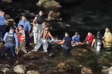 கடலில் விழுந்து நொறுங்கிய விமானம் - இசைக்கலைஞர் உட்பட 12 பேர் பலி!