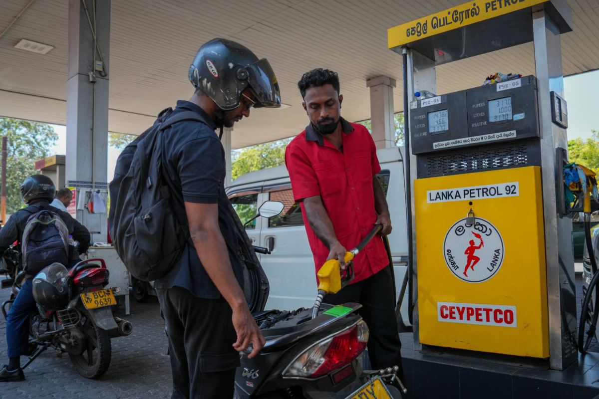 இலங்கை மக்களை நெருக்கும் சுமை! எரிபொருள் மானியம் நீண்டகாலம் சாத்தியமற்றது | Fuel Price In Sri Lanka Today இலங்கை மக்களை நெருக்கும் சுமை! எரிபொருள் மானியம் நீண்டகாலம் சாத்தியமற்றது | Fuel Price In Sri Lanka Today