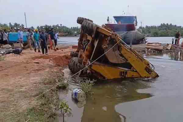புதிய படகு பாதை சேவை ஆரம்ப விழாவில் நடந்த அசம்பாவிதம் | Accident Occurred At New Ferry Service Opening புதிய படகு பாதை சேவை ஆரம்ப விழாவில் நடந்த அசம்பாவிதம் | Accident Occurred At New Ferry Service Opening