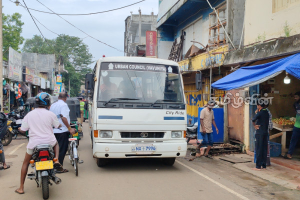 வவுனியாவில் வீதியோர வியாபார நடவடிக்கையை கட்டுப்படுத்த மாநகரசபை நடவடிக்கை | Action To Crack Down On Street Trading Activities