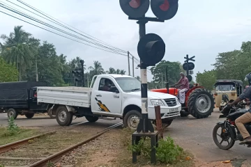 தொடர்ச்சியாக எச்சரிக்கை ஒளி சமிக்ஞை: அச்சத்துடன் பயணிக்கும் பொதுமக்கள் (Photos)