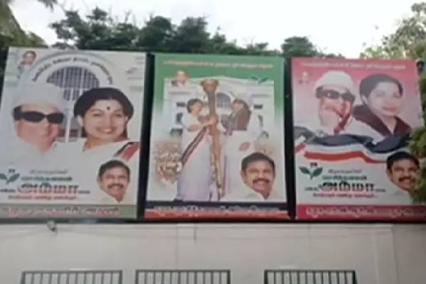 ஓரம் கட்டப்படும் பன்னீர் செல்வம் : ஓபிஎஸ் புகைப்படங்களுடன் கூடிய பேனர்கள் அகற்றம் | Removal Ops Photos Aiadmk Head Office ஓரம் கட்டப்படும் பன்னீர் செல்வம் : ஓபிஎஸ் புகைப்படங்களுடன் கூடிய பேனர்கள் அகற்றம் | Removal Ops Photos Aiadmk Head Office