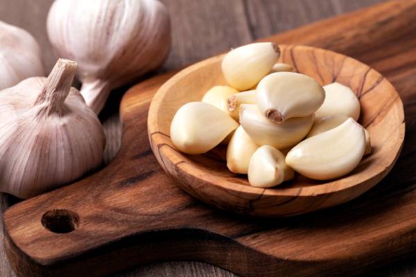 30 நாட்களுக்கு காலையில் வெறும் வயிற்றில் பச்சை பூண்டு சாப்பிட்டால் என்ன நடக்கும்? | Eat Raw Garlic On An Empty Stomach For 30 Days