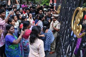 பல்கலைக்கழக வளாகத்தில் காதலனுடன் இருந்த மாணவி துஸ்பிரயோகம்