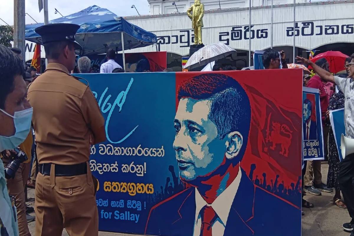 சுரேஷ் சாலேவிற்காக வெடித்துள்ள போராட்டம்! குவியும் அரசியல்வாதிகள் - பலப்படுத்தப்பட்டுள்ள பாதுகாப்பு | Suresh Sale Arrested Against Protest Colombo சுரேஷ் சாலேவிற்காக வெடித்துள்ள போராட்டம்! குவியும் அரசியல்வாதிகள் - பலப்படுத்தப்பட்டுள்ள பாதுகாப்பு | Suresh Sale Arrested Against Protest Colombo