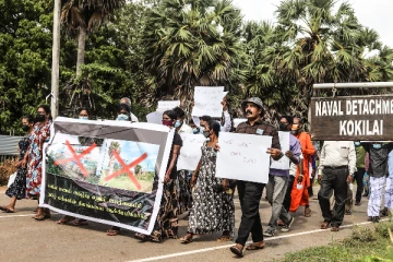 முல்லைத்தீவு மக்களால் காணி அபகரிப்புக்கு எதிராக பாரிய போராட்டம்! (Photos)