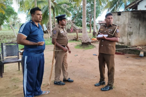 தமிழர் பகுதியில் கசிப்பு வியாபாரம் ; மடக்கி பிடித்த கிராம இளைஞர்கள் | Leakage Business In Tamil Area Youths Caught