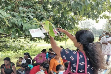 வித்தியாசமான கோரிக்கைகளை காட்சிப்படுத்தி போராட்டத்தில் இறங்கிய மக்கள்!