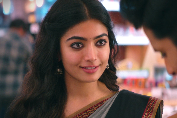 ராஷ்மிகாவுடன் நபர் ஒருவர் நேருக்கமாக எடுத்துக்கொண்ட போட்டோ! ரசிகர்களிடையே சலசலப்பை ஏற்படுத்திய புகைப்படம்