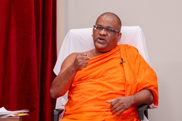 ஞானசார தேரருக்கு வழங்கப்பட்ட அன்பளிப்பு | Gift Given To Gnanasara Thera