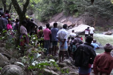 நீர்வீழ்ச்சியில் நீராட சென்ற இளம் தமிழ் பெண்களுக்கு நேர்ந்த சோகம்! (Photos)