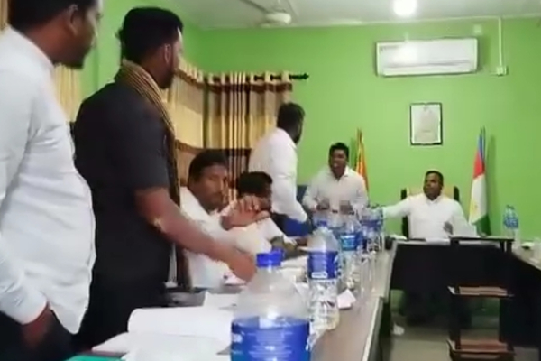 செட்டிக்குளம் பிரதேச சபையில் உபதவிசாளரை ஓரம் கட்டிய ரிசாட் தரப்பு! முன்வைக்கப்பட்டுள்ள குற்றச்சாட்டு | Chettikulam Pradeshiya Sabha செட்டிக்குளம் பிரதேச சபையில் உபதவிசாளரை ஓரம் கட்டிய ரிசாட் தரப்பு! முன்வைக்கப்பட்டுள்ள குற்றச்சாட்டு | Chettikulam Pradeshiya Sabha