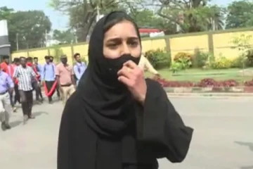 துண்டு துணிக்காக எங்கள் கல்வியை பாழாக்குகின்றனர்! தனி ஆளாக காவி துண்டு குழுவை எதிர்த்து நின்ற மாணவி கொந்தளிப்பு