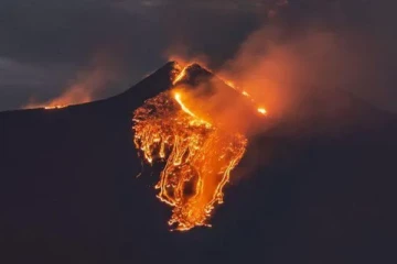 பொங்கி வழியும் தீப்பிழம்பு - எரிமலை வெடிப்பால் விமான சேவை ரத்து!