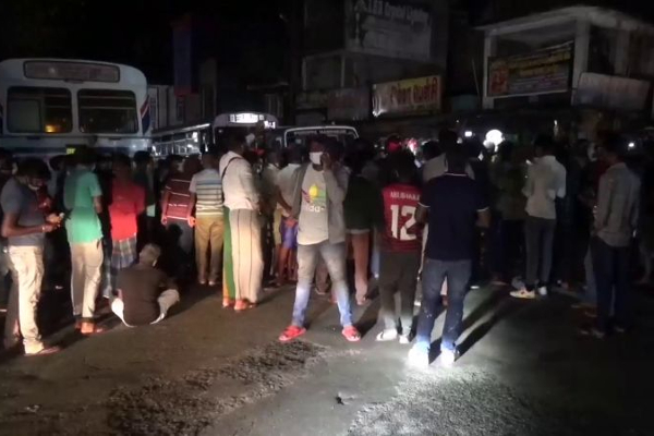 வீதியை முடக்கி சாரதிகள் போராட்டம்! காவல்துறையினர் வழங்கிய உறுதி (படங்கள்) - ஐபிசி தமிழ்