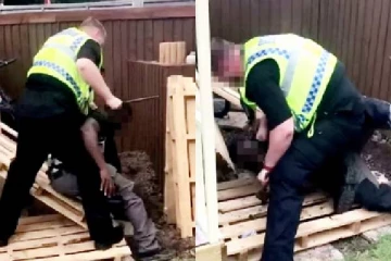 கறுப்பினத்தவரை கொடூரமாக தாக்கிய பொலிஸார்;  பிரித்தானியாவில் சம்பவம்