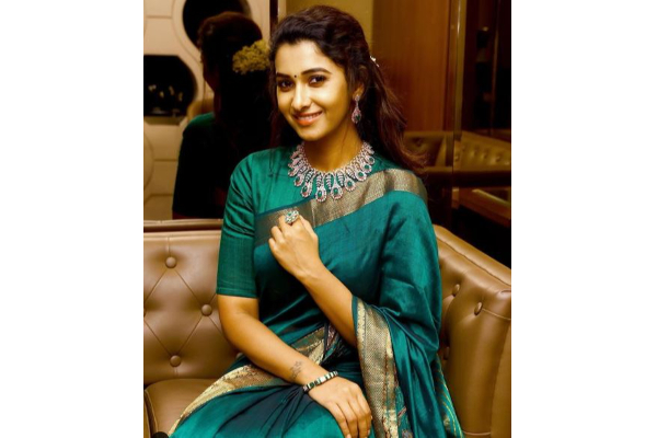 ஹாலிவுட் நாயகிகளுக்கு இணையாக மாடர்ன் லுக்கில் போட்டோ ஷுட் நடத்திய பிரியா பவானி ஷங்கர்- கலக்கல் போட்டோ | Priya Bhavani Shankar Latest Click