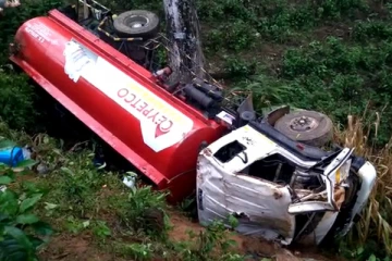 எரிபொருள் பௌசர் விபத்து: சாரதி உயிரிழப்பு (Video)