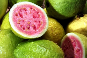 எளிதில் கிடைக்கும் கொய்யா பழத்தில் இவ்வளவு நன்மையா? வாங்க தெரிஞ்சுக்கலாம்!