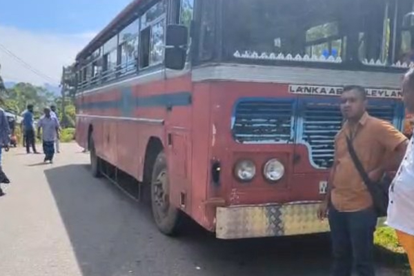 இ.போ.ச பேருந்தில் மோதி விபத்திற்குள்ளான முச்சக்கரவண்டி - இருவர் படுகாயம் | Threewheeler Crashes Into Bus Two Injured