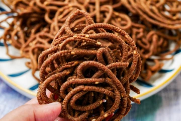 மொறு மொறு முறுக்கு... ஒரு முறை சுடச் சுட இப்படி செஞ்சு பாருங்க!