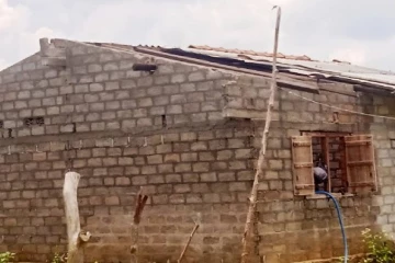 வவுனியாவில் பலத்த காற்றுடன் மழை ; 4 வீடுகள் சேதம்