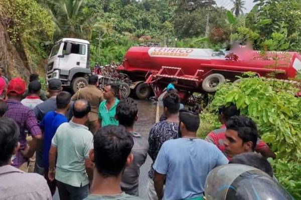 33,600 லீற்றர் பெற்றோலுடன் சென்ற பவுஸர்   விபத்துக்குள்ளானது! | Bowser Carrying 33 600 Liters Of Petrol Crashes