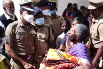 ராணுவ ஹெலிகாப்டர் விபத்து - தீயை அணைக்க உதவி செய்த மக்களுக்கு கம்பளி வழங்கிய டிஜிபி