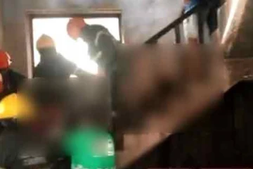 ආරවුලක් නිසා නිවසකට ගිනි තබා කාන්තාවක් ඝාතනය කරයි - (VIDEO)