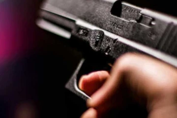 හමුදා සෙබළෙක් තම අවියෙන්ම වෙඩිතබා ගෙන සියදිවි නසාගනී