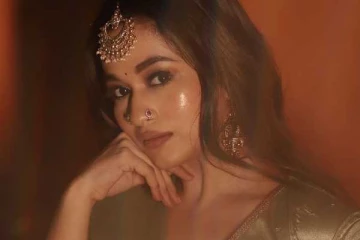 அழகால் ரசிகர்களை தன் பக்கம் ஈர்க்கும் நடிகை காவியா அறிவுமணியின் புகைப்படங்கள்..