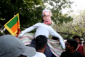 ரணிலின் உருவப்பொம்மையுடன் கொழும்பு புதுக்கடை நீதவான் நீதிமன்ற வளாகத்தில் திரண்ட ஆர்ப்பாட்டக்காரர்கள் (Video)