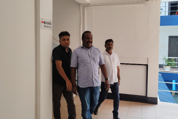 ஊடகங்களை புறக்கணித்து ஓட்டம் பிடித்த செல்வம் எம்பி | Selvam Mp Boycotts Media Conference