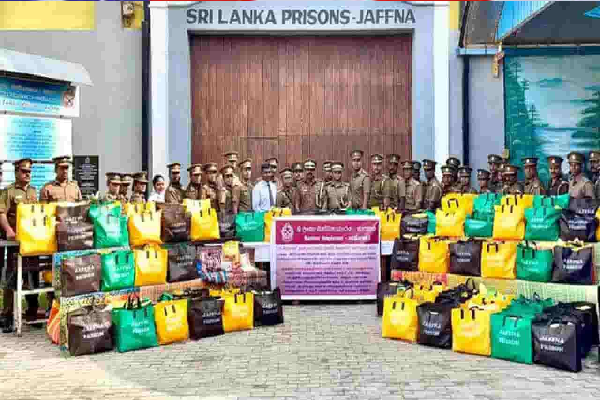 யாழ் சிறைசாலையின் நெகிழ்ச்சி செயல் ; அரசாங்க அதிபரிடம் கையளிக்கப்பட்ட பொதிகள் | Jaffna Prison Goodwill Act Parcels Handed To Ga யாழ் சிறைசாலையின் நெகிழ்ச்சி செயல் ; அரசாங்க அதிபரிடம் கையளிக்கப்பட்ட பொதிகள் | Jaffna Prison Goodwill Act Parcels Handed To Ga