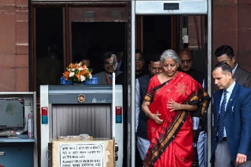 பட்ஜெட் தினத்தில் கவனம் ஈர்த்த நிர்மலா சீதாராமனின் சிவப்பு நிற புடவை